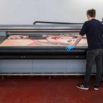 Tren Terbaru dalam Desain Grafis dengan Printer UV Flatbed