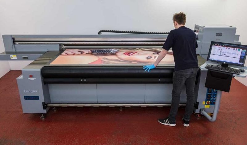 Tren Terbaru dalam Desain Grafis dengan Printer UV Flatbed